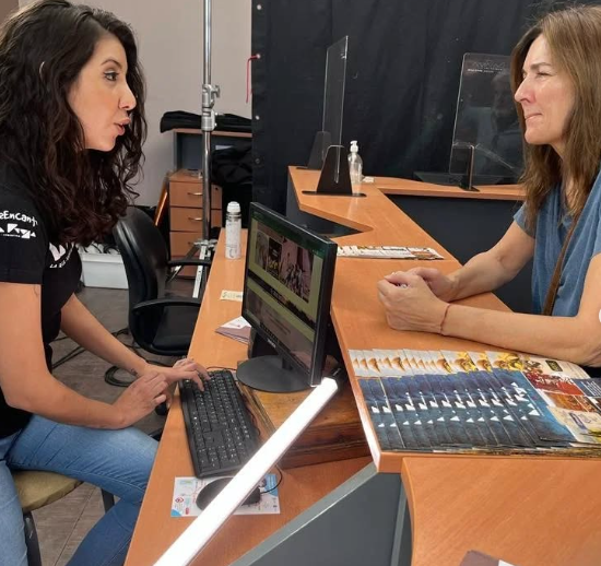 Una jirafa en el balcón